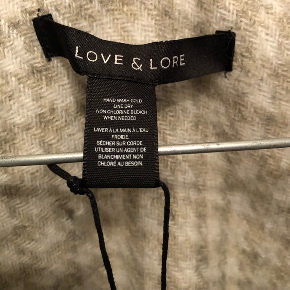 BNWT Love and Lore Wrap - Picture 2 of 5